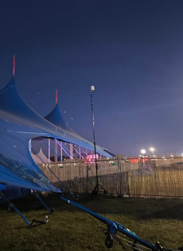Installation MediaOne au pied des structures du festival Solidays, à la tombée de la nuit